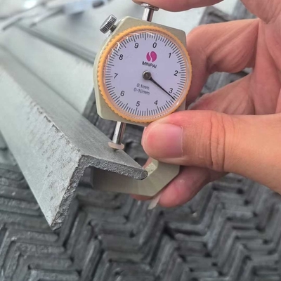Warmgetränktes verzinktes Winkelstahl / Winkelbalken ASTM A36 Breite 30/40/50 mm