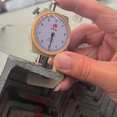 Warmgetränktes verzinktes Winkelstahl / Winkelbalken ASTM A36 Breite 30/40/50 mm