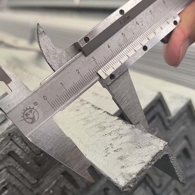 Warmgetränktes verzinktes Winkelstahl / Winkelbalken ASTM A36 Breite 30/40/50 mm