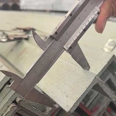 Warmgetränktes verzinktes Winkelstahl / Winkelbalken ASTM A36 Breite 30/40/50 mm